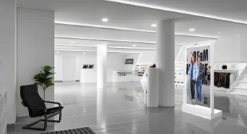 77寸OLED立式透明屏：开启未来显示新视界